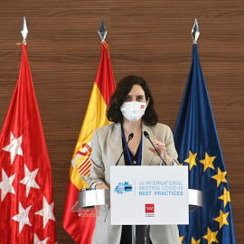 La presidenta de la Comunidad de Madrid, Isabel Díaz Ayuso, ofrece un discurso durante el Primer Encuentro Internacional sobre la covid-19, celebrado este miércoles en el hospital público Enfermera Isabel Zendal, un evento que pretende tratar las estra