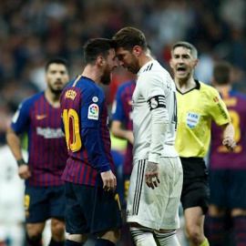 Los capitanes de ambos equipos, Leo Messi y Sergio Ramos, cara a cara durante el último choque. / Europa Press