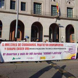 16/12/2021 Un grupo de personas de representantes de la Plataforma Víctimas Alvia 04155 con una pancarta