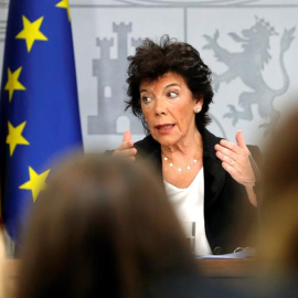La portavoz del Gobierno y ministra de Educación en funciones, Isabel Celaá, durante la rueda de prensa posterior a la reunión del Consejo de Ministros, este viernes en Moncloa. EFE/J.J. Guillén