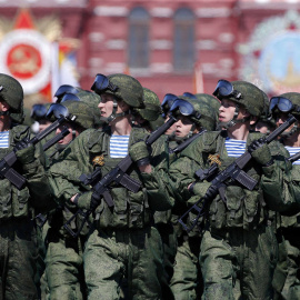Tropas rusas desfilan en la Plaza Roja de Moscú en la conmemonaria del 71 aniversario de la victoria sobre el Ejército nazio. REUTERS/Grigory Dukor