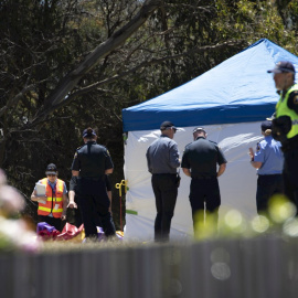 16/12/2021 Las autoridades Tasmania inspeccionan el castillo hinchable en la escuela primaria Hillcrest en Devonport, Tasmania, Australia