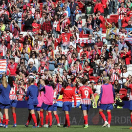 Las jugadoras del Atlético de Madrid se despiden de su afición tras perder por 0-2 contra el Barcelona, tras el partido de la Liga Iberdrola disputado en el estadio Wanda Metropolitano en Madrid.- EFE/Kiko Huesca