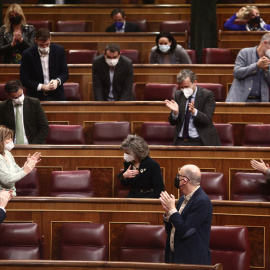 18/03/2021.- Miembros del grupo socialista aplauden a la diputada y secretaria ejecutiva de Sanidad y Consumo del PSOE, María Luisa Carcedo, tras su intervención durante la sesión plenaria en la que se aprobó Ley Orgánica de regulación de la eutanas