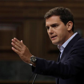 El líder de Ciudadanos, Albert Rivera ,durante su réplica a la intervención del presidente del Gobierno, Pedro Sánchez, en el Congreso de los Diputados donde el jefe del Ejecutivo informó de su programa de Gobierno - EFE/ Kiko Huesca