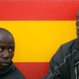 Dos personas migrantes rescatadas por Salvamento Marítimo cuanto intentaban llegar a Málaga en patera desde Marruecos.-  REUTERS/Jon Nazca