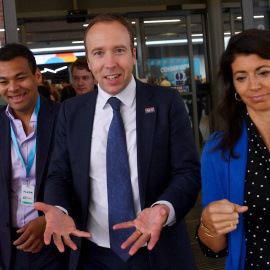 El ministro de Sanidad de Gran Bretaña, Matt Hancock, y su asistente Gina Coladangelo, en la Conferencia del Partido Conservador en Manchester, Gran Bretaña, el 29 de septiembre de 2019.