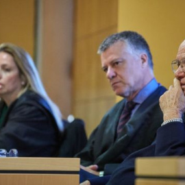 Jacinto S. M., junto a su abogado, en la Audiencia Provincial tinerfeña/ EFE