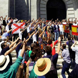 Decenas de personas realizan el saludo fascista en el Valle de los Caídos este domingo. (JUAN CARLOS HIDALGO | EFE)