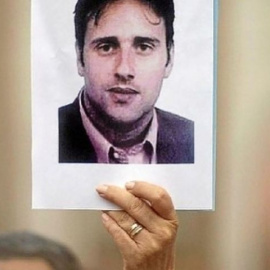 Una persona con un cartel de Miguel Ángel Blanco. EFE