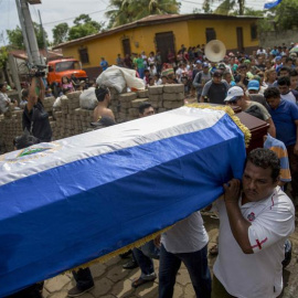Cientos de personas participan en el entierro del joven José Medina, que falleció el pasado fin de semana durante un enfrentamiento entre paramilitares y manifestantes en la ciudad de Masaya (Nicaragua). EFE/Jorge Torres