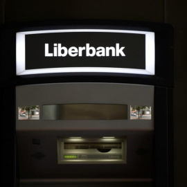 Un cajero automático en una oficina de Liberbank en Oviedo. REUTERS/Eloy Alonso