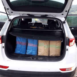 Fardos de hachís en un coche incautado a narcotraficantes.