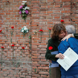 29/10/2019.- La ministra de Justicia en funciones, Dolores Delgado (i), entrega declaraciones de reparación y reconocimiento personal a los familiares de 18 represaliados del régimen franquista que fueron fusilados en el cementerio de la Almudena, este 