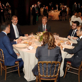 El rey Felipe VI, el presidente del gobierno Pedro Sánchez, la alcaldesa de Barcelona Ada Colau, y el president de la Generalitat Pere Aragonés (2d), hoy domingo en Barcelona durante la cena inaugural del Mobile World Congress.