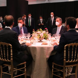 Imatge de la taula presidencial del sopar inaugural del MWC 2021 amb el rei Felip VI, els presidents Pedro Sánchez i Pere Aragonès, i l'alcaldessa de Barcelona, Ada Colau.