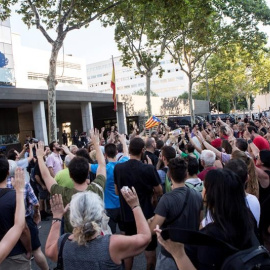 Concentració de solidaritat amb el periodista Jordi Borràs davant la comissaria de la policia espanyola al barri de La Verneda de Barcelona  EFE/Quique García