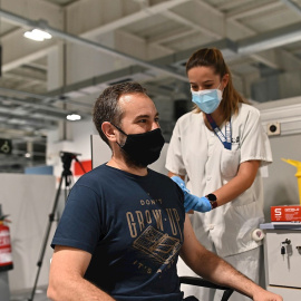 Un hombre recibe la vacuna en el Hospital Isabel Zendal.