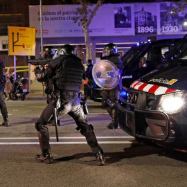 Mossos d'Esquadra utilitzen bales de foam per dispersar els manifestants concentrats l centre de Barcelona. EFE / Alejandro García