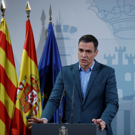El presidente del Gobierno, Pedro Sánchez, durante la declaración institucional ofrecida este domingo desde la sede de la Delegación del Gobierno en Cataluña en Barcelona.