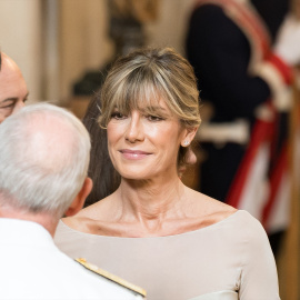 El presidente del Gobierno, Pedro Sánchez, el jefe de Estado Mayor de la Defensa, Teodoro Esteban López Calderón, y la mujer del presidente del Gobierno, Begoña Gómez, durante la imposición de condecoraciones con ocasión del X aniversario de la Pro