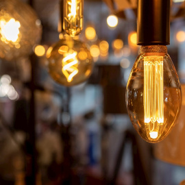 19/12/2021 Varias lámparas lucen en una tienda de iluminación