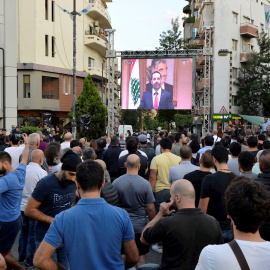 Manifestantes siguen el anuncio televisado de Saad Hariri en Beirut. - EFE