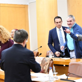 El diputado Carlos Verdejo (c) de Vox acusa a sus ex compañero en la Asamblea de Ceuta que ha tenido que ser suspedida por insultos y amenazas entre diputados por los mensajes de Vox