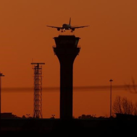 Un avión de pasajeros se prepara para aterrizar en el aeropuerto londinense de Luton, gestionado por Aena. REUTERS/Peter Cziborra