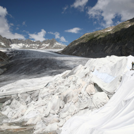 21/08/2019- Varias personas cubren la Cueva de Hielo con material para evitar que el hielo se derrita, en el Glaciar Rhone (Suiza). REUTERS / Denis Balibouse