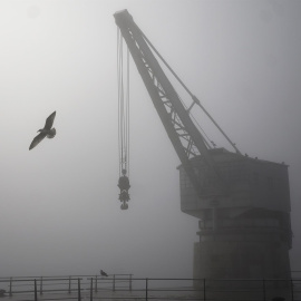 Vista de la Grúa de Piedra en la Santander, este sábado, bajo una intensa niebla.
