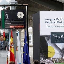 20/12/2021 El presidente del Gobierno, Pedro Sánchez, pronuncia unas palabras tras la llegada del tren de alta velocidad a la estación de Ourense