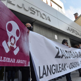 La Carta de Derechos Sociales de Euskal Herria y la plataforma Zaldibar Argitu en la concentración frente a los juzgados de Durango (Bizkaia) a 20 de diciembre de 2021.