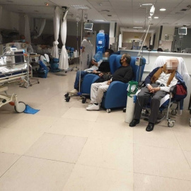 Imagen del interior del Hospital La Paz, donde la falta de medios lleva a que pacientes ocupen sillones y no camas.