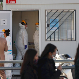 20/12/2021 Varias personas hacen cola para realizarse una PCR en el Cap Villa Olímpica de Barcelona este lunes