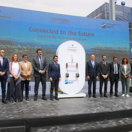 El president del Govern en funcions, Pere Aragonès, amb el president del Port de Barcelona, Lluís Salvadó, i el president del comitè de sostenibilitat del grup Hutchison, Clemence Cheng i la resta d'autoritats.