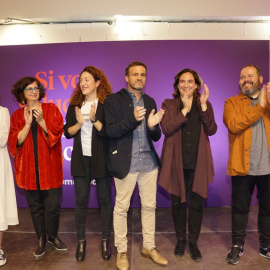 El candidat al Congrés dels Diputats, Jaume Asens, amb la candidata al Senat, Rosa Lluch, i l'alcaldessa de Barcelona, Ada Colau, durant l'obertura de campanya per a les eleccions espanyoles del 10 de novembre. En Comú Podem