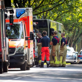 20/07/2018.- Efectivos de equipos de emergencia trabajan en el lugar donde doce personas resultaron heridas, dos de ellas de gravedad, en un ataque cometido por un hombre armado con un cuchillo en un autobús urbano, en la ciudad alemana de Lübeck, el 20