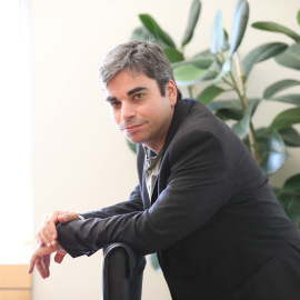 Jorge García Castaño, concejal delegado del Área de Gobierno de Economía y Hacienda del Ayuntamiento de Madrid, posa en su despacho. (AYUNTAMIENTO DE MADRID)