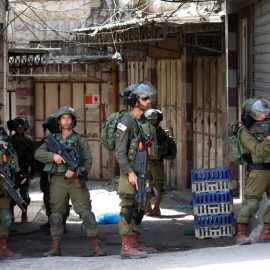 20/07/2018.- Varios soldados israelíes toman posiciones durante los enfrentamientos con palestinos registrados en la ciudad cisjordana de Hebrón, el 20 de julio del 2018. EFE/Abed Al Hashlamoun