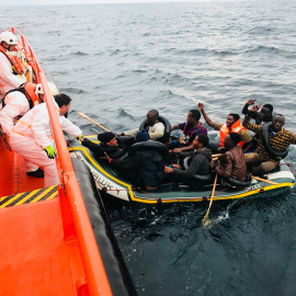 La tripulación de la Salvamar Arcturus rescata a varias personas de una patera a ocho millas al suroeste de Tarifa.- SALVAMENTO MARÍTIMO