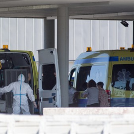 Un paciente con Covid-19 es trasladado desde el Hospital de O Incio al Hospital de Lugo, Galicia (España), a 3 de septiembre de 2020.