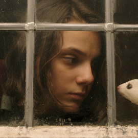 La protagonista de la serie está encarnada por la actriz Dafne Keen.