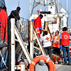 Migrantes a su llegada al puerto de Almería. / CARLOS BARBA (EFE)