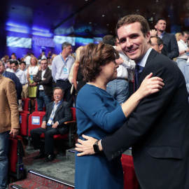 Los candidatos a la Presidencia del PP, Soraya Sáenz de Santamaría y Pablo Casado, se saludan al inicio del XIX Congreso del partido./EFE