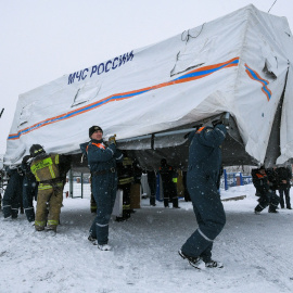 Personal del equipo de rescate acuden al accidente en una mina en Kemerovo, provincia al norte de Rusia este 25 de noviembre de 2021.