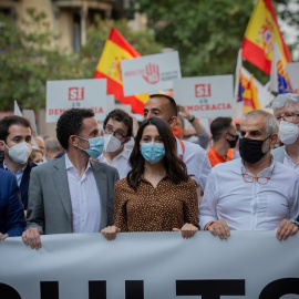 El líder del PP catalán, Alejandro Fernández, el portavoz nacional de Ciudadanos, Edmundo Bal, la líder del partido, Inés Arrimadas y el líder en Catalunya, Carlos Carrizosa, durante una concentración contra los indultos.