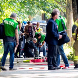 Efectivos de cuerpos de seguridad trabajan en el lugar donde doce personas resultaron heridas, dos de ellas de gravedad, en un ataque cometido por un hombre armado con un cuchillo en un autobús urbano, en la ciudad alemana de Lübeck,