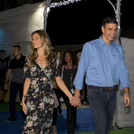 El presidente del Gobierno, Pedro Sánchez (d), y su esposa a su llegada al concierto que la banda estadounidense "The Killers" | EFE