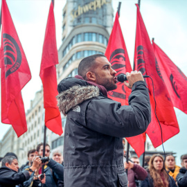 El secretario general del PML, Roberto Vaquero, interviene durante una protesta contra la constitución española
